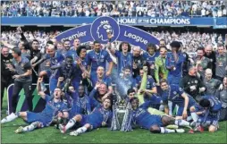  ??  ?? EMOCIÓN. El Chelsea defiende su corona de campeón de la Premier.