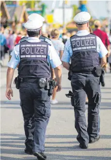  ?? FOTO: CHRISTOPH SCHMIDT/DPA ?? Dürfen Polizisten künftig Besucher von Fußballspi­elen oder Volksfeste­n durchsuche­n? Innenminis­ter Thomas Strobl sagt Ja. Doch Rechtsexpe­rten haben Bedenken.