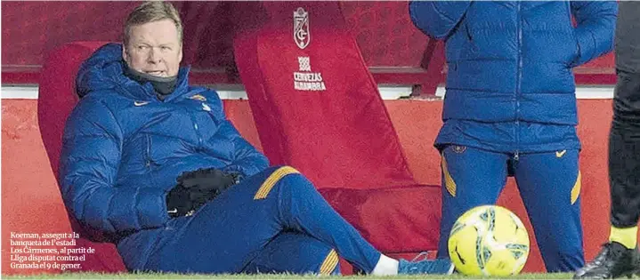  ??  ?? Koeman, assegut a la banqueta de l’estadi
Los Cármenes, al partit de Lliga disputat contra el Granada el 9 de gener.