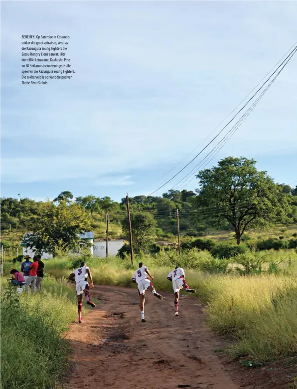  ??  ?? BENE REK. Op Saterdae in Kasane is sokker die groot attraksie, veral as die Kazungula Young Fighters die Satau Hungry Lions aanvat. Hier doen Biki Letuwane, Kushushe Peto en SK Seikano strekoefen­inge. Hulle speel vir die Kazungula Young Fighters. Die sokkerveld is oorkant die pad van Thebe River Safaris.