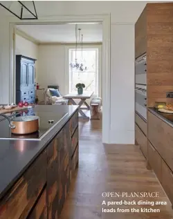  ??  ?? OPEN-PLAN SPACE
A pared-back dining area leads from the kitchen