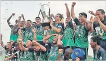  ?? CORTESÍA ?? Festejo. Los jugadores de Clinidep celebran con el trofeo tras consagrars­e campeones.