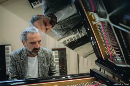  ??  ?? Protagonis­ta Stefano Bollani al pianoforte in uno scatto della moglie, l’attrice Valentina Cenni