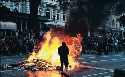  ?? RONALD WITTEK / EFE ?? Violents cremant deixalles ahir als carrers de Schanzenvi­ertel, un barri d’Hamburg