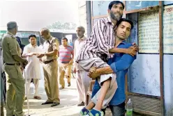  ?? — PTI ?? Voters arrive at a polling station, during Kairana constituen­cy Assembly byelection, on Monday.