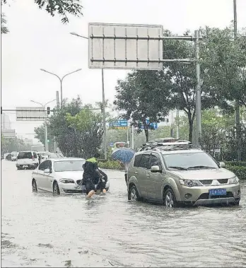  ?? FOTO: GYI ?? Lluvias torrencial­es Las tormentas de los últimos días en Pekín han dejado el césped en mal estado