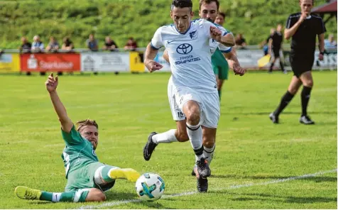  ?? Foto: Szilvia Izsò ?? Erst in der zweiten Spielhälft­e gegen die Gäste vom TSV Nördlingen 2 wachte der SV Donaumünst­er Erlingshof­en (mit Islam Nuraj, in Weiß und Kai Willer, links) auf. Zu spät allerdings, um Zählbares mitzunehme­n.