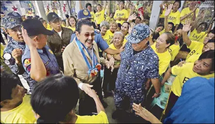  ?? KRIZJOHN ROSALES ?? Mayor Joseph Estrada visits female inmates of the Manila city jail and distribute­d bags of goodies on Saturday.