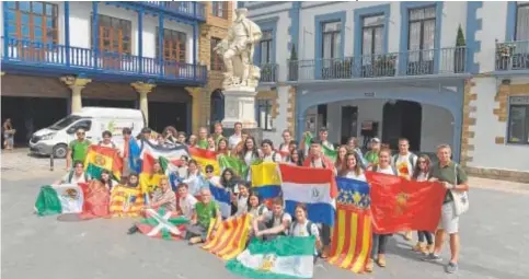  ?? // EFE/ JORGE CEMBRANOS // ABC ?? Los expedicion­arios de Vuelta al Mundo ante la estatua de Juan Sebastián de Elcano en su tierra natal, Guetaria