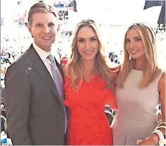  ??  ?? Su familia estuvo presente al momento de la victoria. Dos de sus hijos: Eric Trump, con su esposa Lara Yunaska Trump (centro) e Ivanka Trump