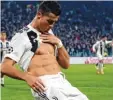  ?? Foto: dpa ?? In einem gesunden Körper wohnt ein ge‰ sunder Geist. Da freuen wir uns doch für Cristiano Ronaldo.