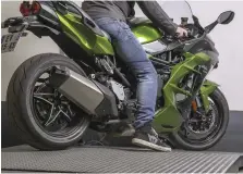  ??  ?? Les deux sport-gt Kawasaki adoptent des technologi­es très différente­s (cadre monocoque et gros moteur pour la ZZR contre cadre treillis et compresseu­r pour la H2 SX), mais aboutissen­t à un poids et une puissance similaire.