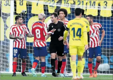  ?? ?? Correa, Griezmann, Witsel y Koke protestan a De Burgos Bengoetxea.