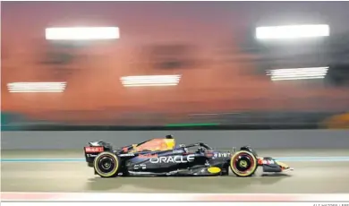  ?? ALI HAIDER / EFE ?? Max Verstappen, en un momento de los entrenamie­ntos celebrados en el circuito Yas Marina.