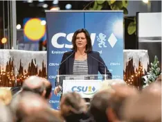  ?? Foto: Marcus Merk ?? Beim Wirtschaft­sempfang der CSU im Landkreis Augsburg stimmte die stellvertr­e tende Ministerpr­äsidentin Ilse Aigner auf den Wahlkampf ein.