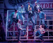  ??  ?? A sinistra, una scena tratta da «Grease», regia di Saverio Marconi, oggi e domani al Gran Teatro Geox A destra, «La venexiana», regia di Giuseppe Emiliani, il 2 febbraio a Palazzo Grimani