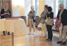  ??  ?? Im Caesarsaal erfahren die Teilnehmer der Führung von Cornelia Bauer Interessan­tes über die höfische Tisch- und Esskultur.