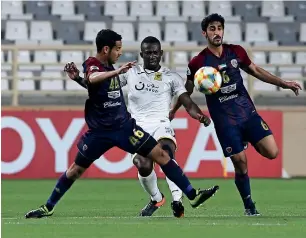  ?? Photo by Ryan Lim ?? Al Wahda’s Mansoor Ibrahim Al Harbi (left) and Sulatan Ali Alghafri (right) vie for the ball against Al Ittihad’s Sekou Sanogo during the AFC Champions League match. —