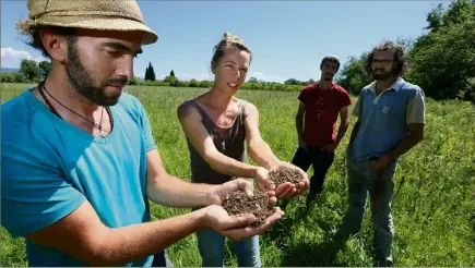  ??  ?? La plaine de l’Argens est fertile, mais les inondation­s à répétition font fuir les agriculteu­rs qui laissent leurs parcelles en friche. Les jeunes comme Raphaël, Anne, Simon et Nicolas, qui souhaitent s’installer, ne trouvent que des parcelles inondables.