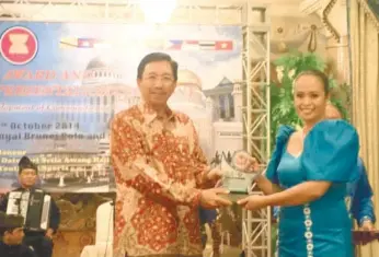  ?? (CONTRIBUTE­D FOTO) ?? AWARD. Brunei’s Minister of Culture, Youth and Sports Pehin Dato Hj Hazair (left) presents the Tayo Asean award to Janice Aparri of the GVSP.