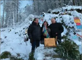  ??  ?? Sønnene til Anne-cath Vestly, Håkon og og Jo flankerer Jo sin kone, Berit Vestly.