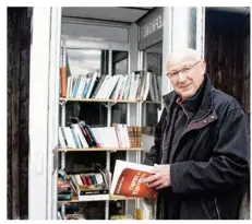  ??  ?? Serge Renault, devant la cabine téléphoniq­ue reconverti­e en boîte à livre, de son village.