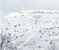  ?? FOTO: JUBL ?? Die beiden Zeichen sind am Sonntagmor­gen auf dem Ipf in Bopfingen entdeckt worden.