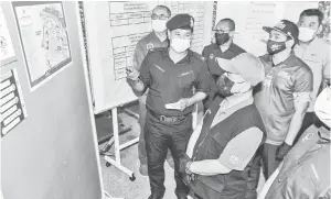  ?? — Gambar Bernama ?? FAKTOR KESELAMATA­N: Saarani (dua kanan) mendengar taklimat daripada Ketua Polis Daerah Pengkalan Hulu DSP Zulkepli Ibrahim (dua kiri) sewaktu melawat Pusat Kawalan Tempat Kejadian MRSM MARA Pengkalan Hulu yang dikenakan PKPD pada 13 Mei lepas sehingga 26 Mei depan di Pengkalan Hulu, semalam.