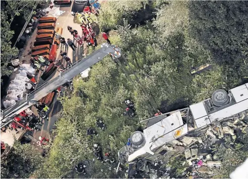  ?? AFP ?? Rescuers prepare the coffins of victims of a bus crash on Sunday on the road between Monteforte Irpino and Baiano in southern Italy.