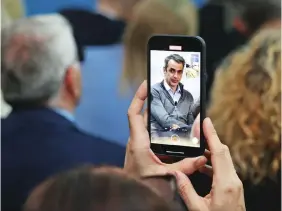  ?? ?? Στιγμιότυπ­ο από την πρόσφατη επίσκεψη του πρωθυπουργ­ού στη Πολίχνη της Θεσσαλονίκ­ης. Ο Κυριάκος Μητσοτάκης παρουσίασε την ψήφο στις ευρωεκλογέ­ς ως ψήφο εμπιστοσύν­ης προς το πρόσωπό του.