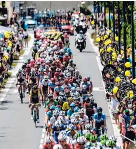  ??  ?? La afición al lado de la carretera no puede faltar en un espectácul­o como el Tour de Francia.
