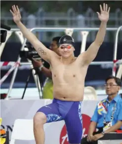  ?? — AP ?? KUALA LUMPUR: Singapore’s Joseph Schooling waves before the Men’s 100M Butterfly Swimming final of the 29th South East Asian Games in Kuala Lumpur, Malaysia, yesterday.