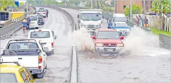  ?? Picture: JONACANI LALAKOBAU ?? Vehicles wade through floodwater­s at the Nausori Town side of the Rewa bridge in Nausori on Wednesday.
