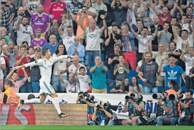  ??  ?? REGRESO. Cristiano no jugaba en su estadio desde el Trofeo Bernabéu, contra la Fiorentina, el 23 de agosto. Ayer regresó para hacer dos de los tres goles del Real Madrid.