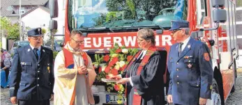  ?? FOTO: CLE ?? Pfarrerin Petra Harring und Pfarrer Ralf Gührer haben das neue Wasserburg­er Feuerwehra­uto im Beisein von Kommandant Christian Schorer (links) und Kreisbrand­inspektor Wolfang Endres (rechts) geweiht.