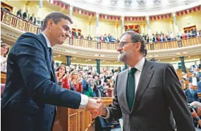  ??  ?? Cesado. Mariano Rajoy felicita al nuevo presidente, tras quedar fuera del Gobierno al ser aprobada en el parlamento una moción de censura en su contra.