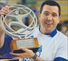  ??  ?? Germán Rubio con el trofeo del Avenida como campeón de Liga Femenina
