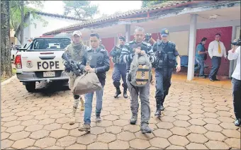  ??  ?? Oziel Rizzo de Sá (izq.) y Carlos Henrique Silva Cándido Tavares fueron traídos a Ciudad del Este bajo la custodia de un fuerte dispositiv­o de seguridad a cargo de la FOPE.