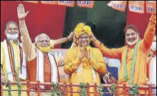  ?? MANOJ DHAKA/HT ?? Haryana BJP president Om Prakash Dhankhar (centre) with chief minister Manohar Lal Khattar and outgoing state BJP chief Subhash Barala (right) in Rohtak on Thursday.