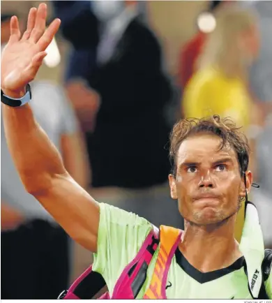  ?? YOAN VALAT / EFE ?? Rafael Nadal saluda al público durante su reciente participac­ión en París en Roland Garros.