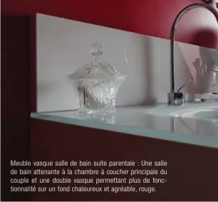  ??  ?? Meuble vasque salle de bain suite parentale : Une salle de bain attenante à la chambre à coucher principale du couple et une double vasque permettant plus de fonctionna­lité sur un fond chaleureux et agréable, rouge.