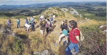  ??  ?? En el Pico Sacro se realizan actividade­s al aire libre, como las visitas geológicas los domingos de este verano.