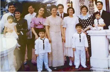  ?? ?? President Cory Aquino with Manolo Abellada, Pinky Aquino-Abellada and kids Nina and Miguel; NoyNoy and Kris; Richard Dee and Viel Aquino-Dee; and Eldon Cruz, Ballsy Aquino-Cruz and kids Jiggy and Jonty