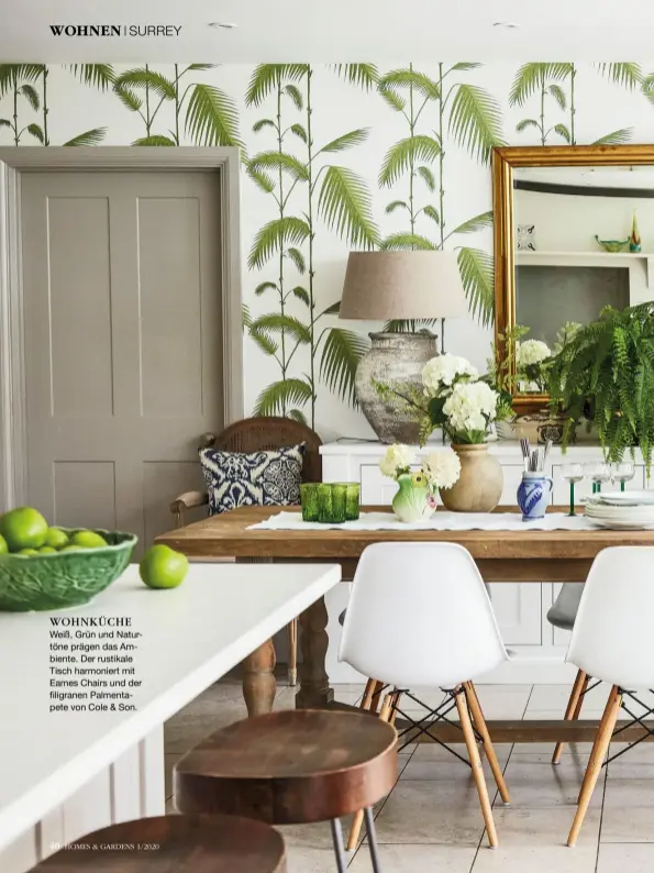  ??  ?? WOHNKÜCHE
Weiß, Grün und Naturtöne prägen das Ambiente. Der rustikale Tisch harmoniert mit Eames Chairs und der filigranen Palmentape­te von Cole & Son.