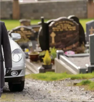  ?? Pics: ?? David McGowan walking ahead of his hearse into a Sligo Cemetery.
James Connolly