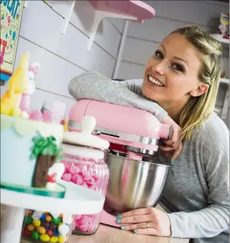  ?? (Photo Michael Alesi) ?? Roxane la Mentonnais­e est une star de la pâtisserie sur les réseaux sociaux.