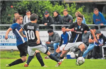  ?? FOTO: MAS ?? Der TSV Blaubeuren (blaues Trikot) hat in der Kreisliga A Alb in die Erfolgsspu­r zurückgefu­nden und gewann das Derby gegen die SGM Machtolshe­im/Merklingen II klar mit 3:0.