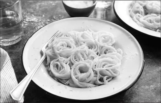  ?? CRAIG LEE / THE NEW YORK TIMES ?? Linguine with lemon sauce is a five-ingredient pasta dish that is lush yet light, with fresh lemon zest and juice cutting the silky fat of butter and heavy cream for a subtle and balanced f lavor.