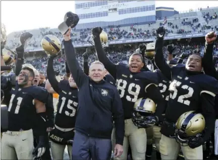  ?? HANS PENNIK — ASSOCIATED PRESS FILE ?? Army coach Jeff Monken, center, and players celebrate a 21-16 win over Duke at West Point, N.Y., on Nov. 11.