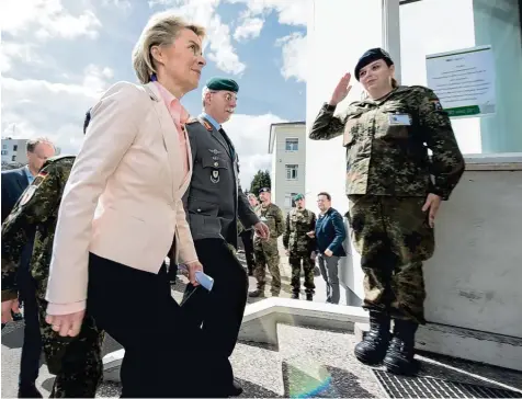  ?? Foto: P. Seeger, dpa ?? Ursula von der Leyen und Generalleu­tnant Jörg Vollmer in der Kaserne in Illkirch. Hier war der terrorverd­ächtige Oberleutna­nt Franco A. stationier­t.